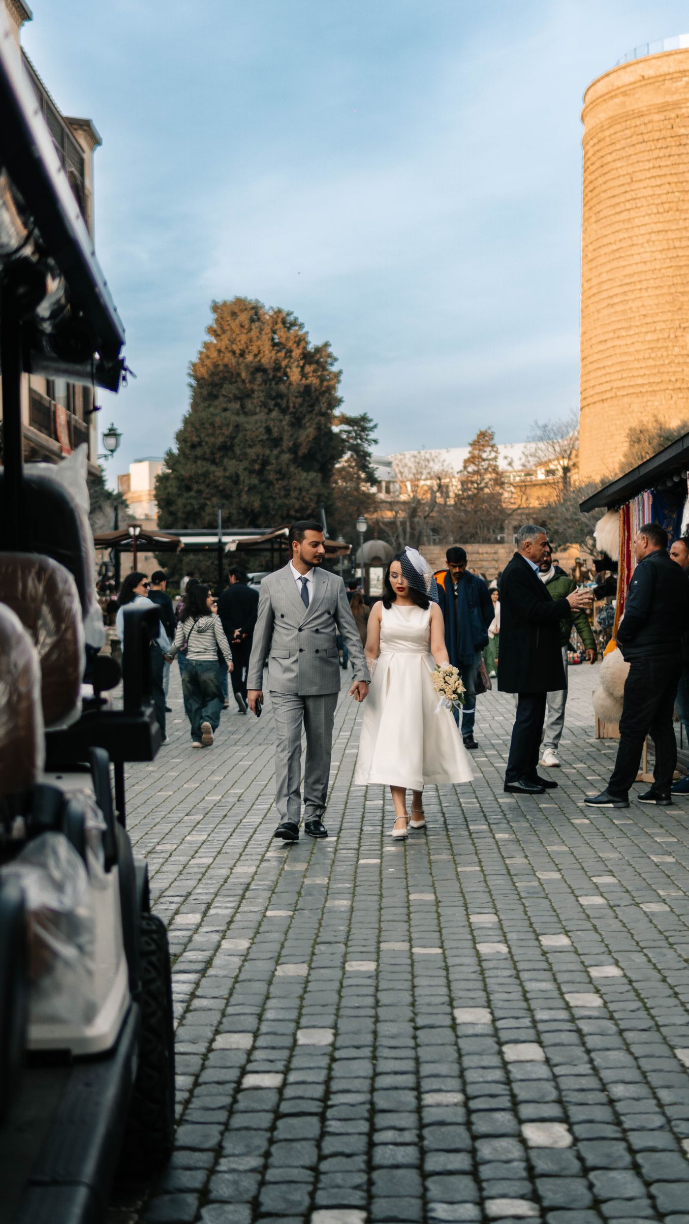 Pareja caminando por una calle histórica