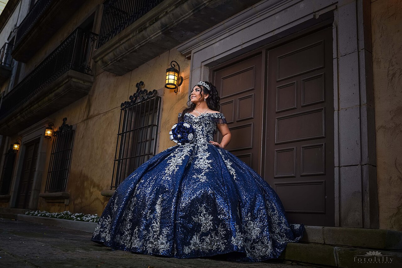Quinceañera con vestido azul durante una sesión fotográfica