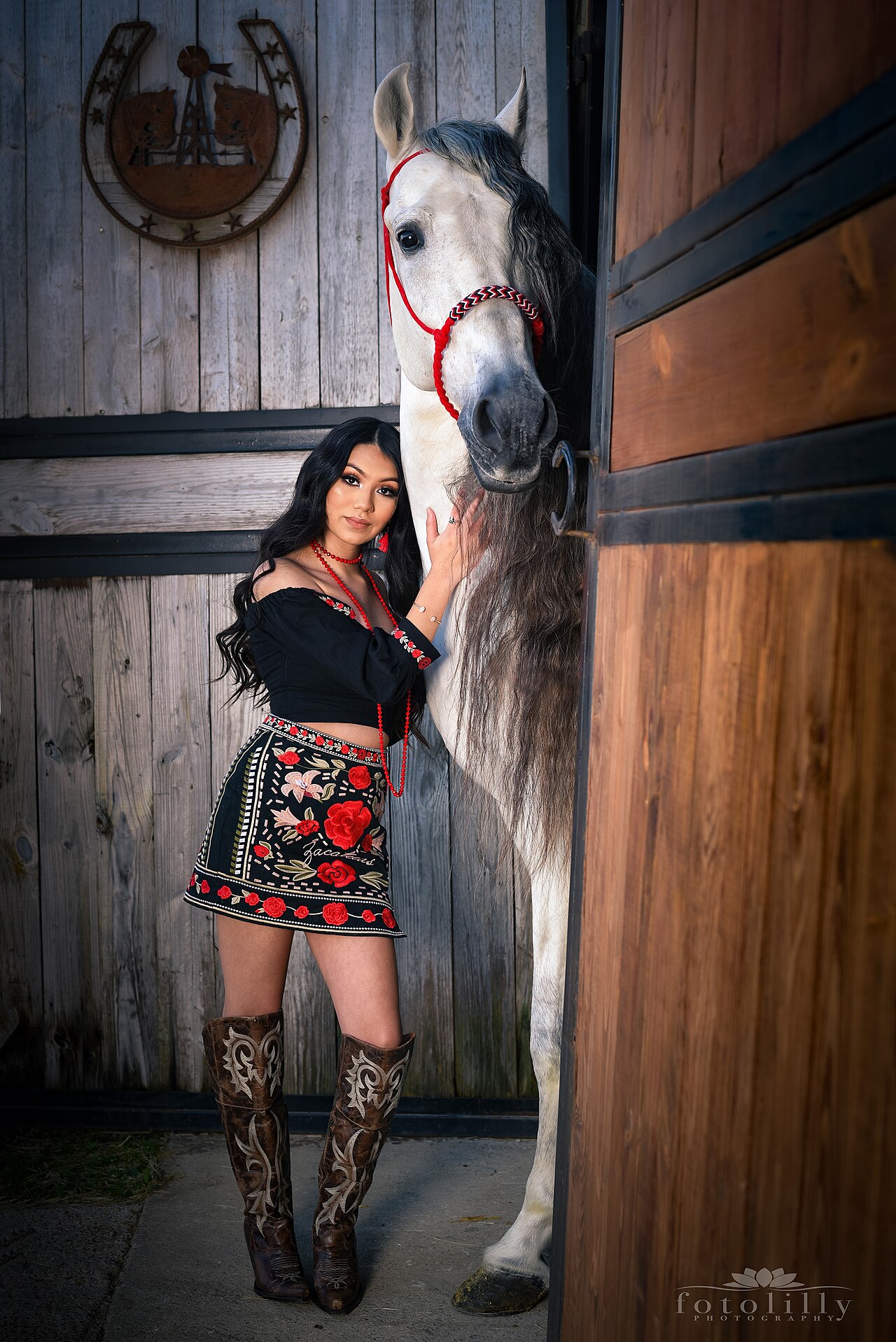 Retrato de una joven durante una sesión fotográfica con un caballo